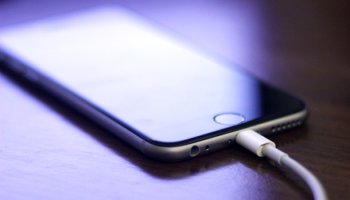 Как правильно заряжать iPhone