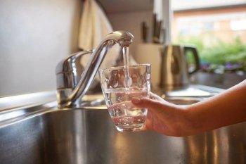 Вода из-под крана в 2026 году: пить или не пить — разбираем честно